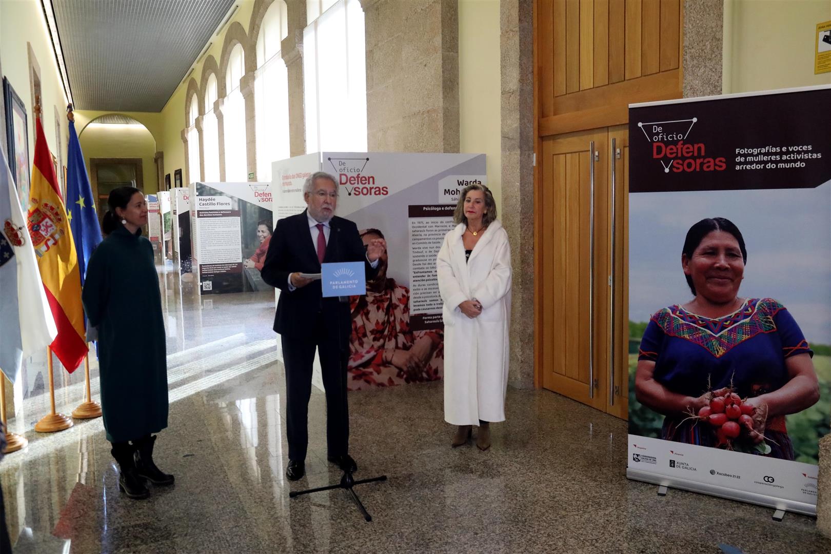 Foto da noticia:Santalices, na inauguración da exposición De oficio, defensoras: “A suma de esforzos individuais produce, sempre, resultados extraordinarios”